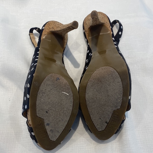 GUESS shoes size 10. - Picture 7 of 8